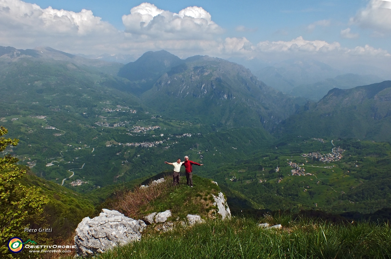 67 Sul cocuzzolo con vista sulla Val Taleggio.JPG